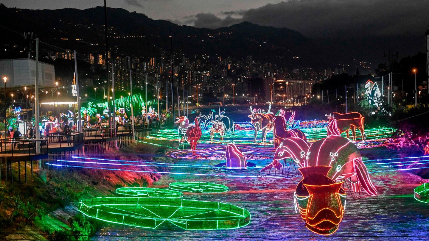 Medellin: Lichterfluss  Eine andere Art der weihnachtlichen Dekoration: Nicht über den Straßen, sondern über den Medellin River sind in der kolumbianischen Metropole die Lichter gespannt.