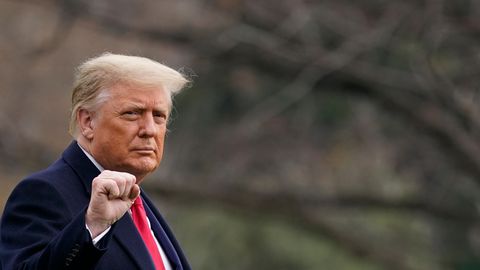 US-Präsident Donald Trump steht in einem Garten und ballt dabei seine rechte Faust auf Kinnhöhe.