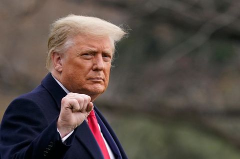 US-Präsident Donald Trump steht in einem Garten und ballt dabei seine rechte Faust auf Kinnhöhe.
