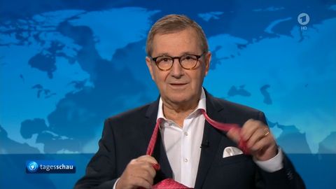 Zum Abschied legte "Tagesschau"-Chefsprecher Jan Hofer seine Krawatte ab