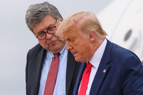 William Barr schaut Donald Trump (r.) an