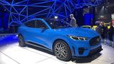 Autos wie Ford Mustang Mach-E GT haben große Batterien, die dementsprechend lange geladen werden müssen