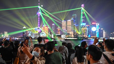 Lichtershow an Uferpromenade am Huangpu-Fluss, im Hintergrund Skyline