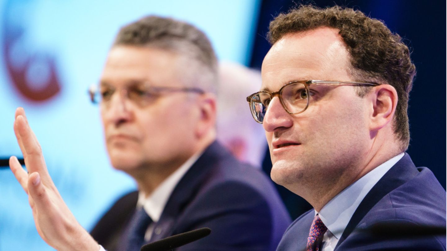Bundesgesundheitsminister Spahn (R) und RKI-Chef Wieler (L) äußern sich zur Corona-Lage vor Weihnachten.
