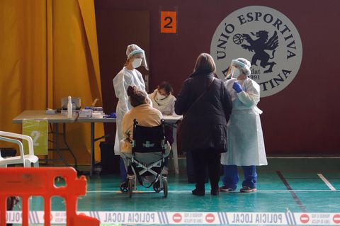 Eine Krankenschwester auf Mallorca testet eine Dorfbewohnerin auf Covid-19