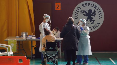 Eine Krankenschwester auf Mallorca testet eine Dorfbewohnerin auf Covid-19