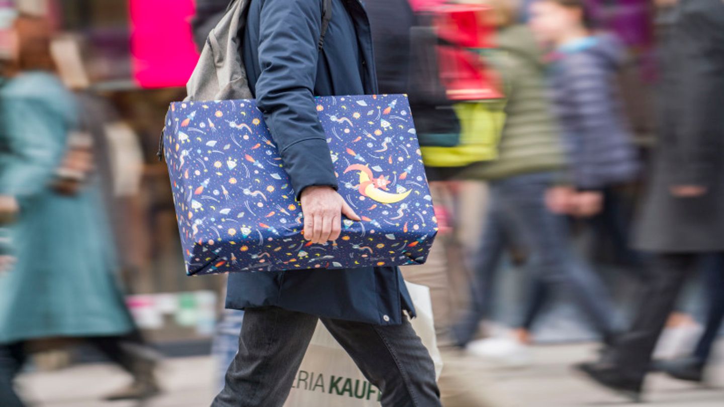 Eine Person trägt ein Weihnachtsgeschenk