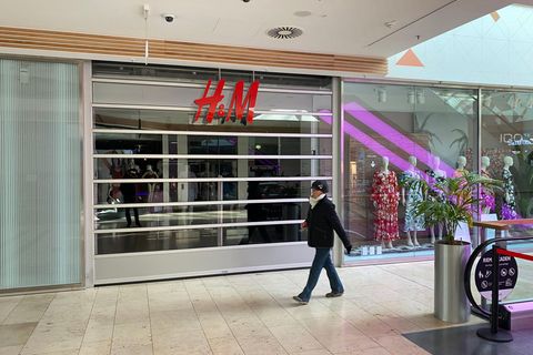Jahresumsatz von H&M-Gruppe fällt coronabedingt deutlich