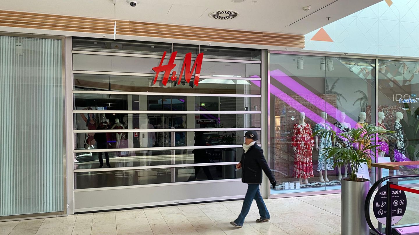Jahresumsatz von H&M-Gruppe fällt coronabedingt deutlich