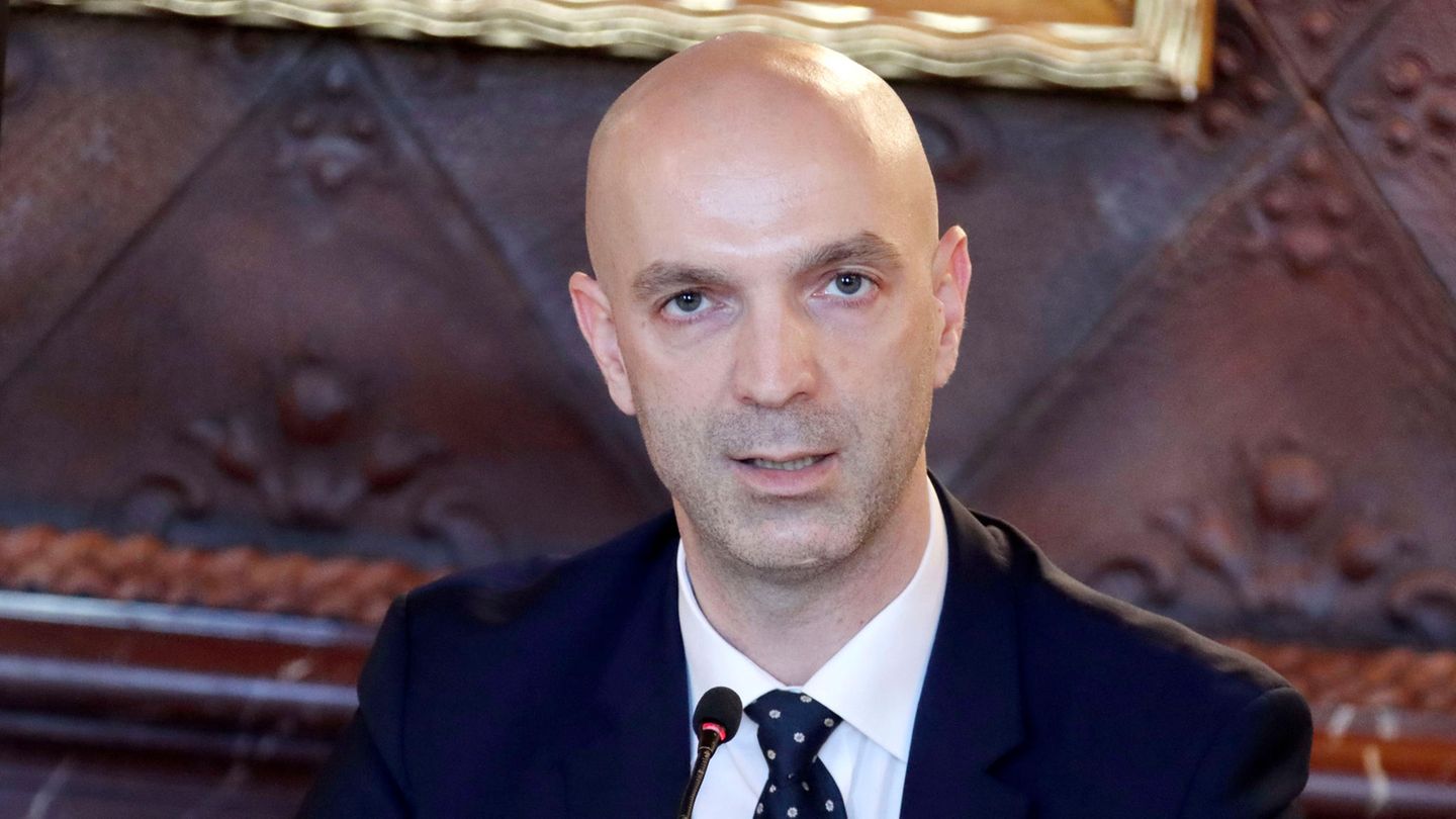 Jonas Schmidt-Chanasit im stern-Interview Jonas Schmidt-Chanasit, Virologe und Leiter der Arbovirologie am Bernhard-Nocht-Institut (BNI) in Hamburg