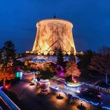 Kalkar: Drive-in Christmas im Ex-Atomkraftwerk  Im Schritttempo geht es mit dem Fahrzeug über das weihnachtlich dekorierte Gelände des Freizeitparks "Wunderland Kalkar". Unübersehbar ist der ehemalige Kühlturm.