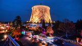 Kalkar: Drive-in Christmas im Ex-Atomkraftwerk  Im Schritttempo geht es mit dem Fahrzeug über das weihnachtlich dekorierte Gelände des Freizeitparks "Wunderland Kalkar". Unübersehbar ist der ehemalige Kühlturm.