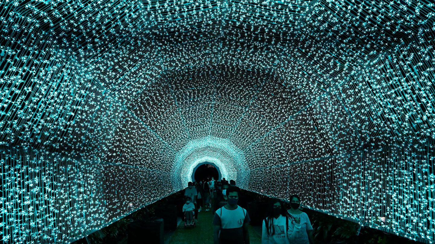 Singapur: Adventszeit in Äquatornähe  Besucher laufen in den Gardens by the Bay durch einen nur in der Weihnachtszeit installierten LED-Tunnel.