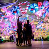 Bangkok: Selfie bei Weihnachts-Shopping  Am Eingang eines Einkaufzentrum machen diese jungen Thailänderinnen ein Foto mit der über ihnen strahlenden Fantasie-Deko.