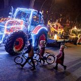 Hamburg: Trecker-Korso zugunsten der Kinder-Krebsstation  Landwirte aus Hamburg und Schleswig-Holstein fahren für eine Spendenaktion unter dem Motto "Bauern helfen Kindern - Wir bringen Euch zum Strahlen" zur Kinderstation des Universitätskrankenhauses Eppendorf.