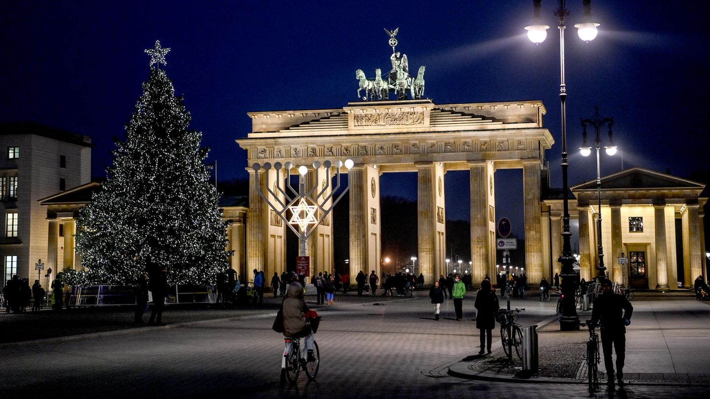 Berlin: Chanukka und Weihnachten  Vor dem Brandenburger Tor leuchten die ersten zwei elektrischen Kerzen des Chanukka-Leuchters neben einem Weihnachtsbaum. Das achttägige jüdische Lichterfest, das am 18. Dezember endet, erinnert an die Befreiung Jerusalems von der Herrschaft der griechischen Eroberer und die Wiedereinweihung des Tempels im Jahr 164 vor Christus.