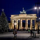 Berlin: Chanukka und Weihnachten  Vor dem Brandenburger Tor leuchten die ersten zwei elektrischen Kerzen des Chanukka-Leuchters neben einem Weihnachtsbaum. Das achttägige jüdische Lichterfest, das am 18. Dezember endet, erinnert an die Befreiung Jerusalems von der Herrschaft der griechischen Eroberer und die Wiedereinweihung des Tempels im Jahr 164 vor Christus.