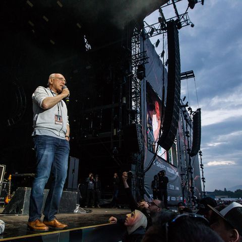 Marek Lieberberg spricht 2016 bei "Rock am Ring" in Mending zum Publikum
