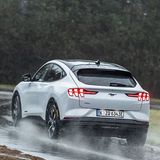 Der Allradantrieb hält den 2,2 Tonnen schweren E-SUV stabil