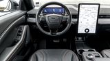 Tesla lässt grüßen: Cockpit mit 15,5 Zoll großen Display