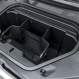 Vorne ist ein zweites Ladefach vorhanden, in das 100 Liter passen