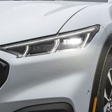 Die blitzenden Augen passen zum Ford Mustang Mach-E