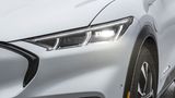 Die blitzenden Augen passen zum Ford Mustang Mach-E