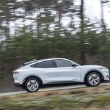 Das Drehmoment von 580 Newtonmetern wuchtet den 2,2 Tonnen schweren E-Crossover souverän nach vorne