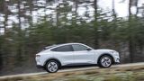 Das Drehmoment von 580 Newtonmetern wuchtet den 2,2 Tonnen schweren E-Crossover souverän nach vorne