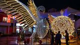 Mumbai: Ein Schwan breitet seiner Flügel aus  Nicht allzu streng weihnachtlich von den Motiven her geht es in dieser Shopping Mall in Indien zu.