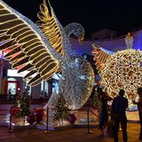 Mumbai: Ein Schwan breitet seiner Flügel aus  Nicht allzu streng weihnachtlich von den Motiven her geht es in dieser Shopping Mall in Indien zu.