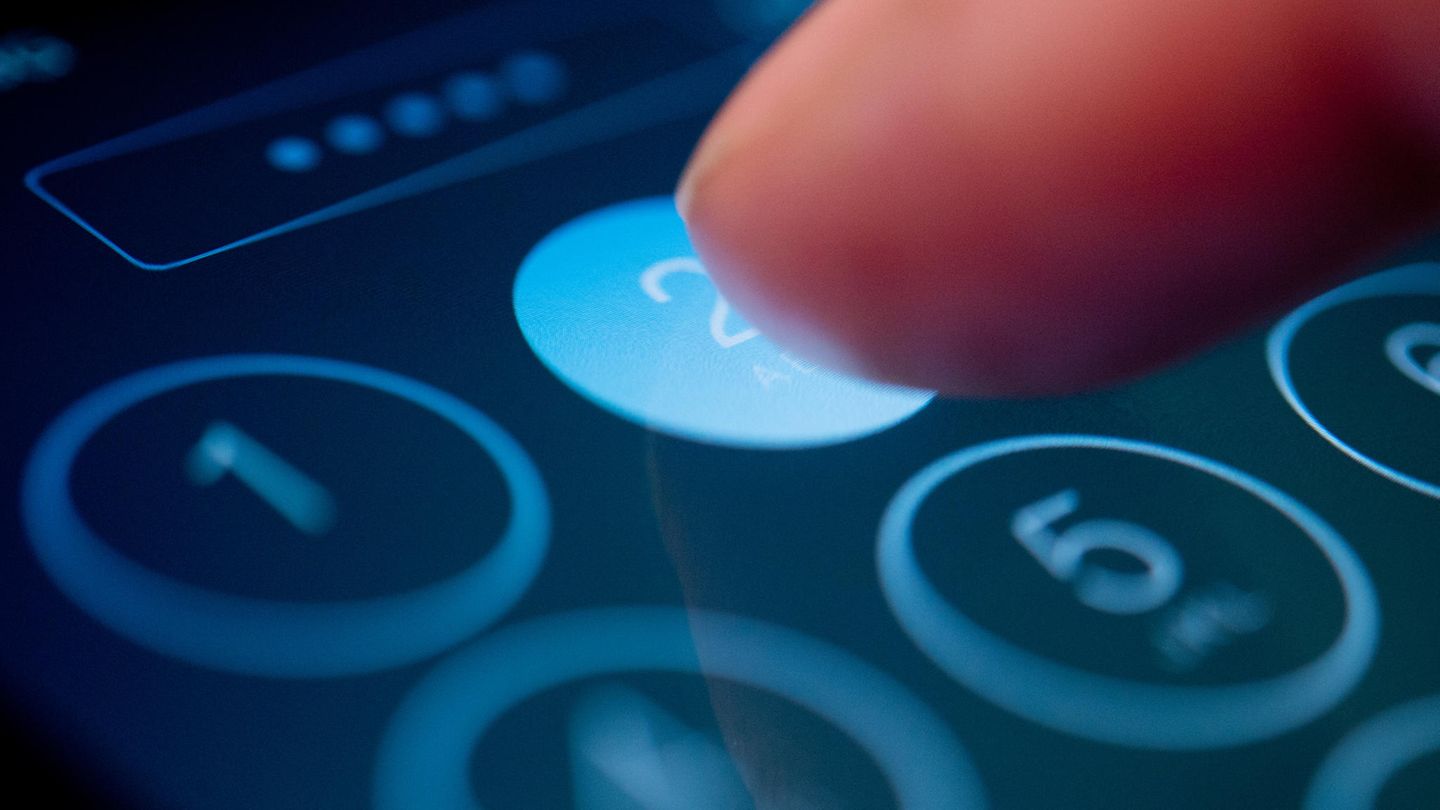 iPhone pin ändern: Finger tippt auf das Display eines Smartphones