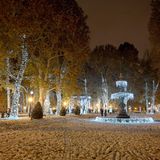 Zagreb: Reflektiert vom Neuschnee  In der Hauptstadt Kroatiens ist bereits Schnee gefallen. Der traditionelle Weihnachtsmarkt im Zrinjevac-Park musste wegen Corona in diesem Jahr ausfallen.