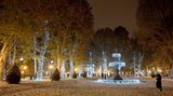 Zagreb: Reflektiert vom Neuschnee  In der Hauptstadt Kroatiens ist bereits Schnee gefallen. Der traditionelle Weihnachtsmarkt im Zrinjevac-Park musste wegen Corona in diesem Jahr ausfallen.