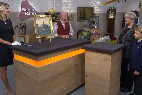 "Bares für Rares"-Expertin Bianca Berding, Moderator Horst Lichter und Enkel und Oma Jan Bedenbecker und Anna Legner mit ihrem Gemälde.