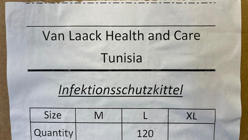 „Van Laack Health and Care Tunisia“ steht auf Pappkartons, in denen das Land NRW die Kittel verteilt hat