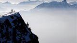 Winterwanderung: Vom Niederhorn nach Beatenberg  Das Berner Oberland glänzt mit zahlreichen Möglichkeiten für wunderschöne Winterwanderungen. Besonders traumhaft ist die Strecke vom Niederhorn am Thunsersee nach Beatenberg, denn das Niederhorn bietet einen atemberaubenden Ausblick. Der Aufstieg gelingt mit der Niederhornbahn von Beatenberg. Oben angekommen hat man einen spektakulären Ausblick auf das Berner Oberländer Dreigestirn Eiger, Mönch und Jungfrau. Vom Niederhorn wandert man dann mit diesem Panorama wieder hinab nach Beatenberg.