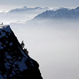 Winterwanderung: Vom Niederhorn nach Beatenberg  Das Berner Oberland glänzt mit zahlreichen Möglichkeiten für wunderschöne Winterwanderungen. Besonders traumhaft ist die Strecke vom Niederhorn am Thunsersee nach Beatenberg, denn das Niederhorn bietet einen atemberaubenden Ausblick. Der Aufstieg gelingt mit der Niederhornbahn von Beatenberg. Oben angekommen hat man einen spektakulären Ausblick auf das Berner Oberländer Dreigestirn Eiger, Mönch und Jungfrau. Vom Niederhorn wandert man dann mit diesem Panorama wieder hinab nach Beatenberg.