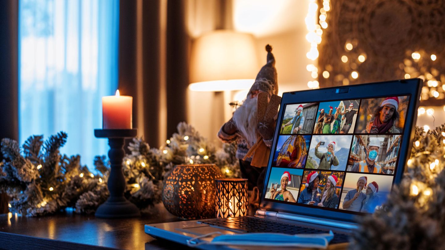 Allein zuhause Laptop in Weihnachtsdeko