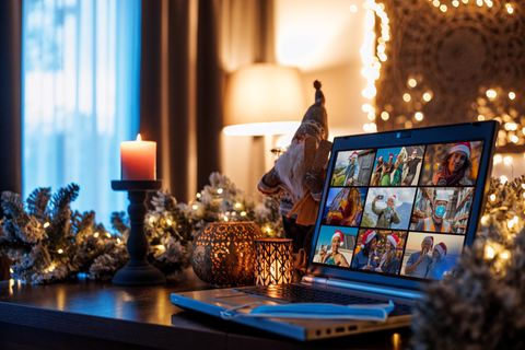 Laptop in Weihnachtsdeko