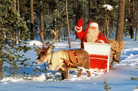 der Weihnachtsmann mit seinem Rentierschlitten 