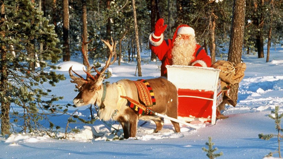 der Weihnachtsmann mit seinem Rentierschlitten 