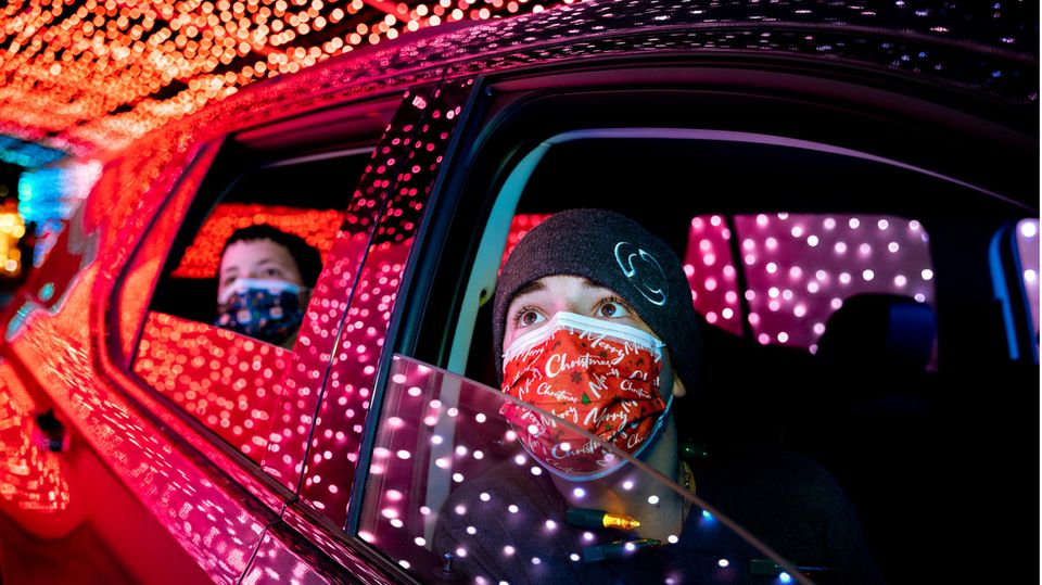 Andere Länder, andere Sitten: Staunende Kindergesichter beim Drive-Through-Erlebnis: Christmas Night of Lights auf dem Gelände der OC Fairgrounds in Costa Mesa, Kalifornien. Staunende Kindergesichter beim Drive-Through-Erlebnis: Christmas Night of Lights auf dem Gelände der OC Fairgrounds in Costa Mesa, Kalifornien.