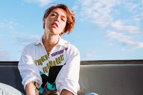 Antje Schomaker vor blauem Himmel