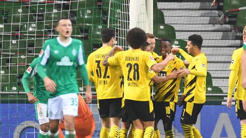 Die Spieler von Borussia Dortmund bejubeln in ihren schwarz-gelben Fußball-Trikots ein Tor