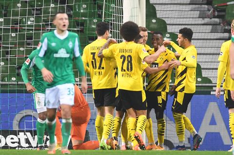 Die Spieler von Borussia Dortmund bejubeln in ihren schwarz-gelben Fußball-Trikots ein Tor