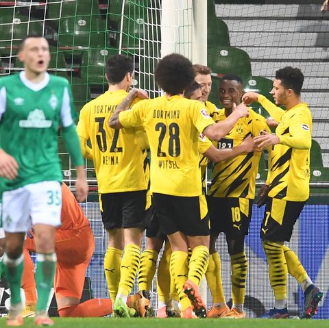 Die Spieler von Borussia Dortmund bejubeln in ihren schwarz-gelben Fußball-Trikots ein Tor