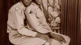 Ein ausgesprochen seltenes Foto: Unter den rund 2800 Aufnahmen sind gerade mal 20 zu finden, die ein afroamerikanisches Paar zeigen. Dieses von 1951 stammt zusätzlich noch von Armeeangehörigen. 