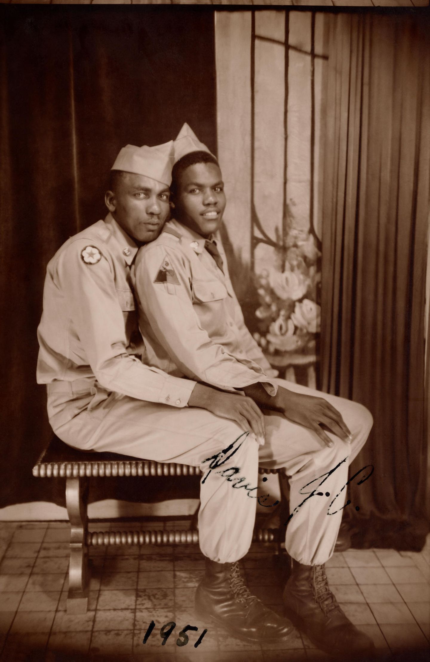 Ein ausgesprochen seltenes Foto: Unter den rund 2800 Aufnahmen sind gerade mal 20 zu finden, die ein afroamerikanisches Paar zeigen. Dieses von 1951 stammt zusätzlich noch von Armeeangehörigen. 