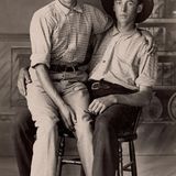 Die Hand liegt nur leicht auf der linken Schulter seines Freundes. Dieser berührt den Oberschenkel des anderen fast zufällig mit den Fingern. Und doch: Die Gesten und Blicke verraten, dass es sich hier um ein Liebespaar handelt. Das Foto entstand um 1900 in den USA. Homosexuelle Handlungen standen in den meisten Bundesstaaten unter Strafe. Dennoch waren innige Beziehungen zwischen Männern in manchen Kreisen geduldet. Der Fotoband "Loving" zeigt schwule Paare auf teilweise über 100 Jahre alten Fotos. Ein Triumph der Liebe.